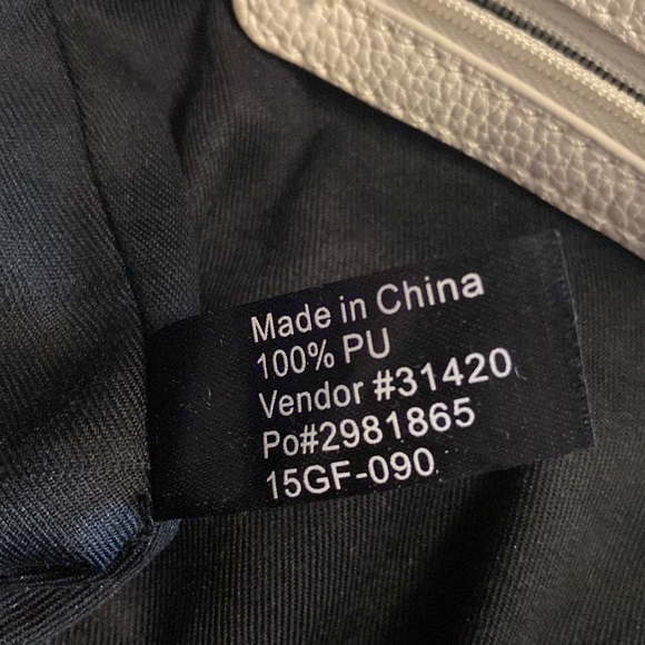 Guess purse poly synthetic leather - Picture 8 of 8